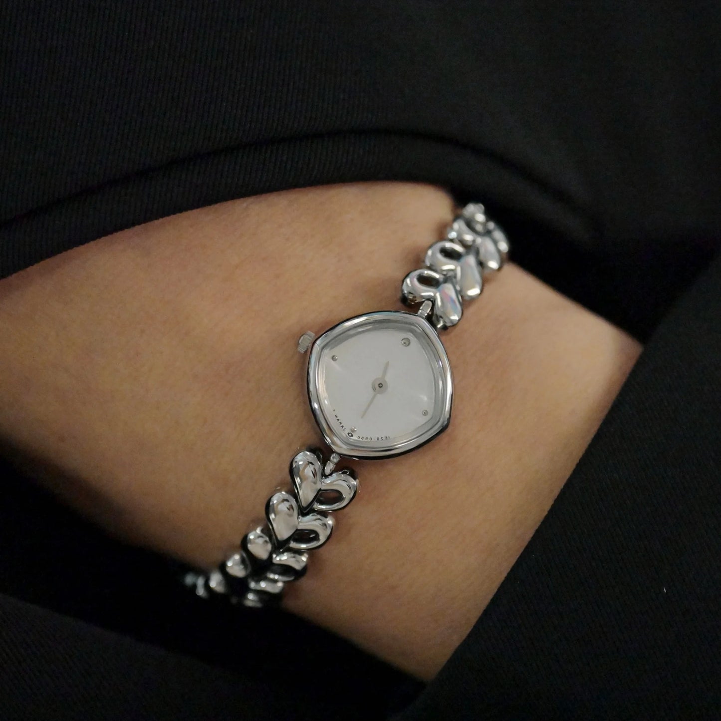 2025 new vintage style waterproof artistic quartz light luxury women's watch steel