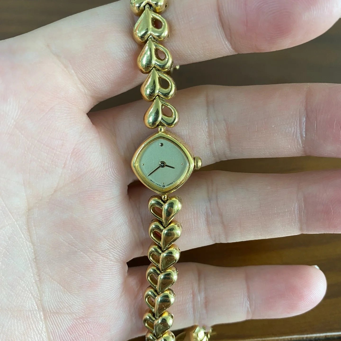 2025 new vintage style waterproof  artistic quartz light luxury  women's watch steel