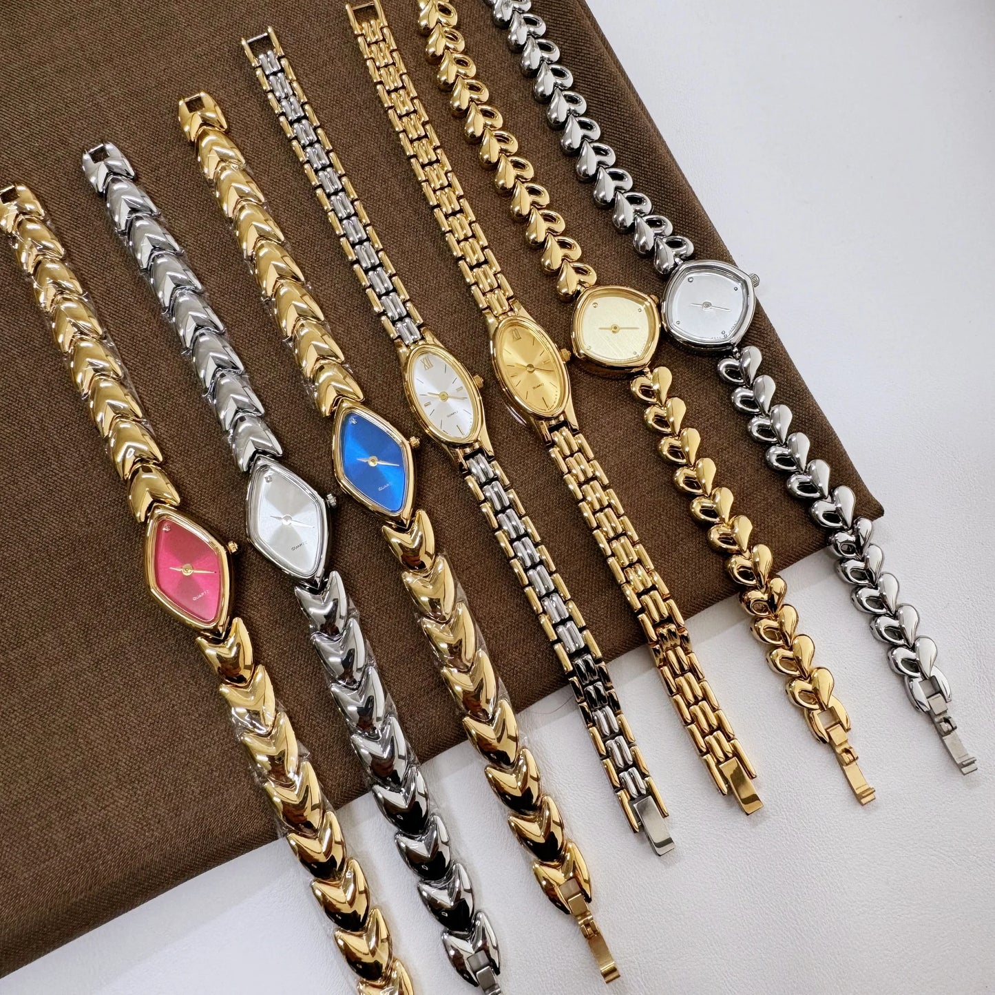 2025 new vintage style waterproof  artistic quartz light luxury  women's watch steel