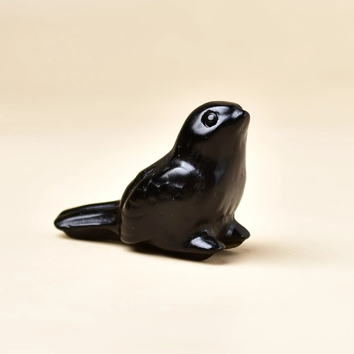 Natural crystal carved into a bird, a perfect crystal gift, a decorative item suitable for home decoration