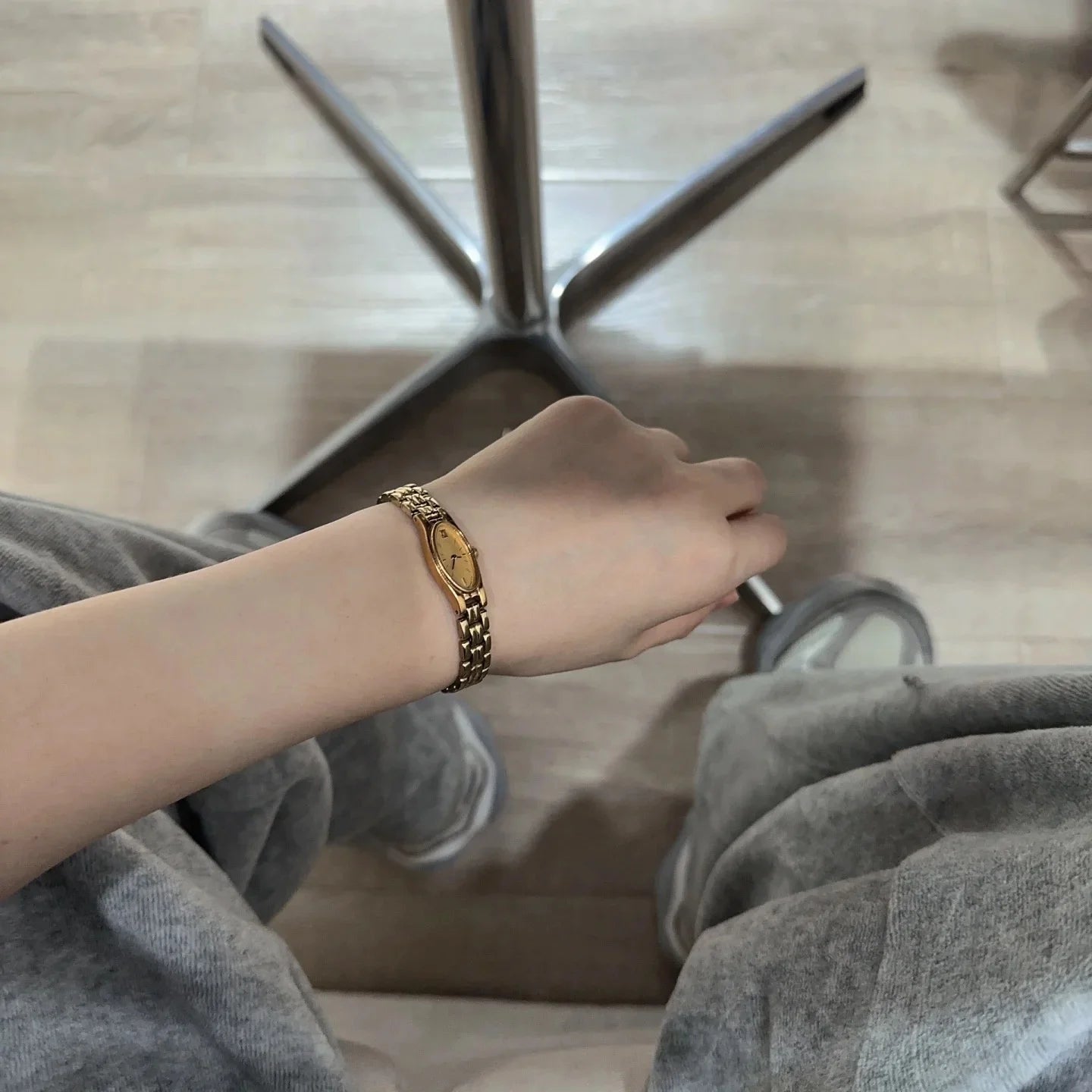 2025 new vintage style waterproof  artistic quartz light luxury  women's watch steel