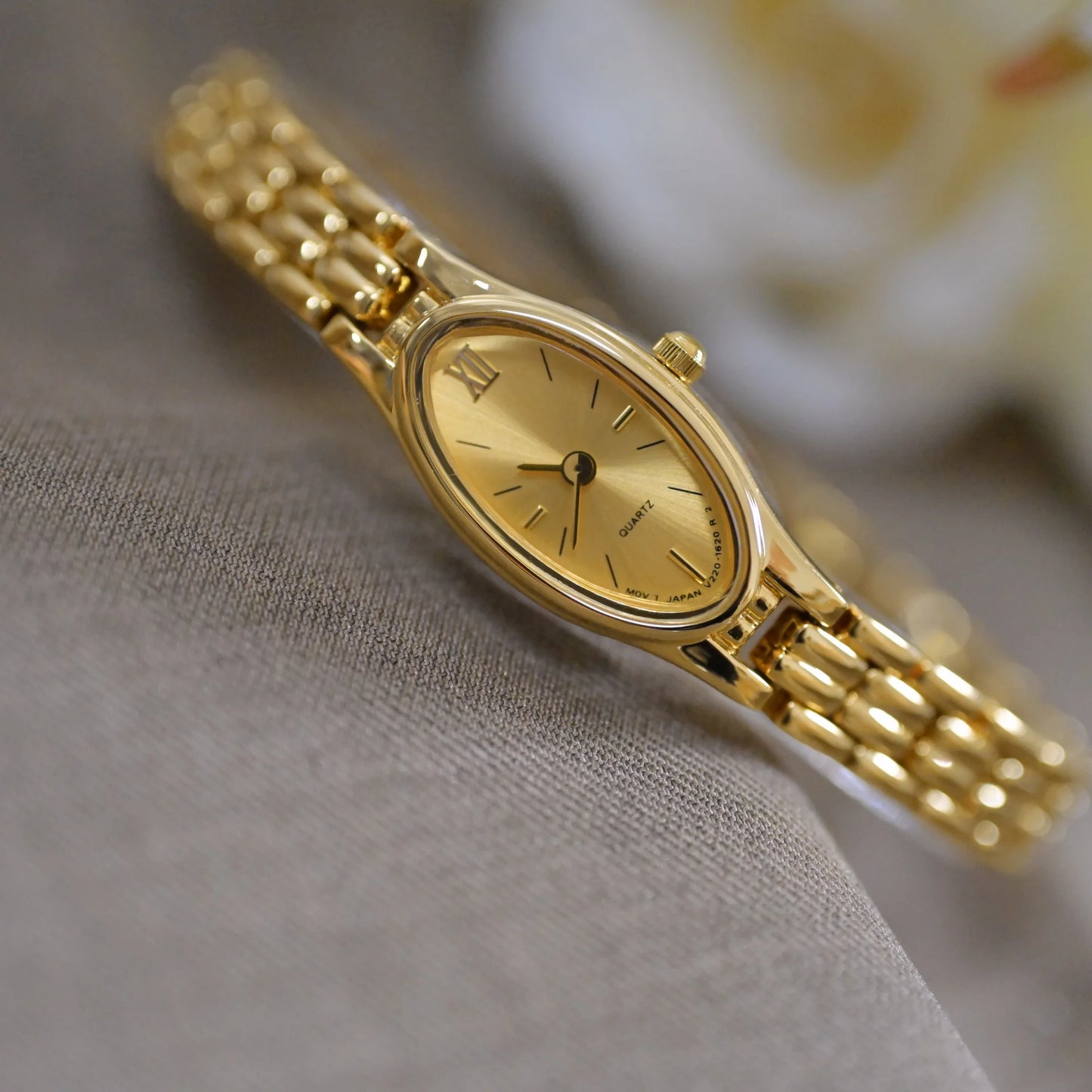 2025 new vintage style waterproof  artistic quartz light luxury  women's watch steel