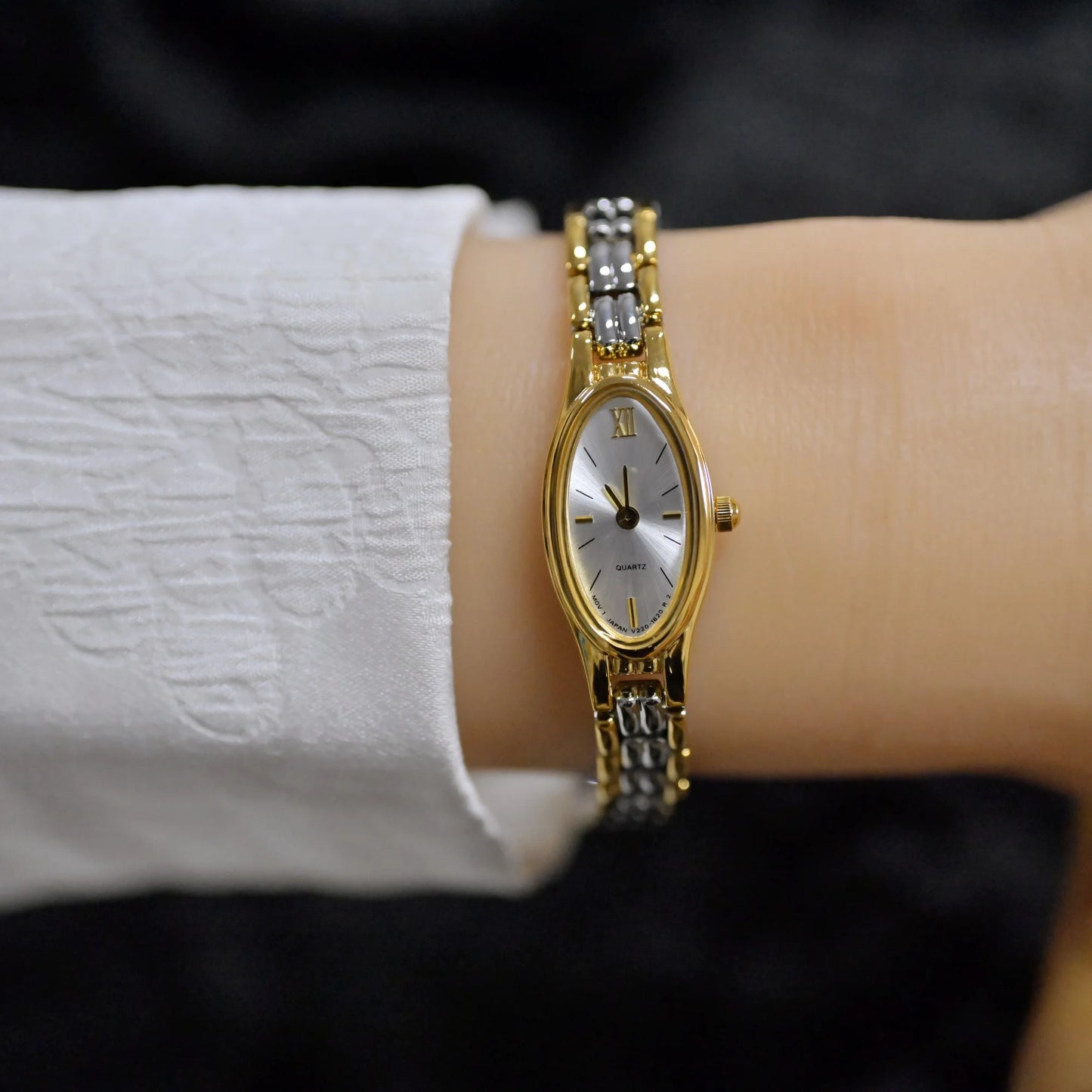 2025 new vintage style waterproof  artistic quartz light luxury  women's watch steel