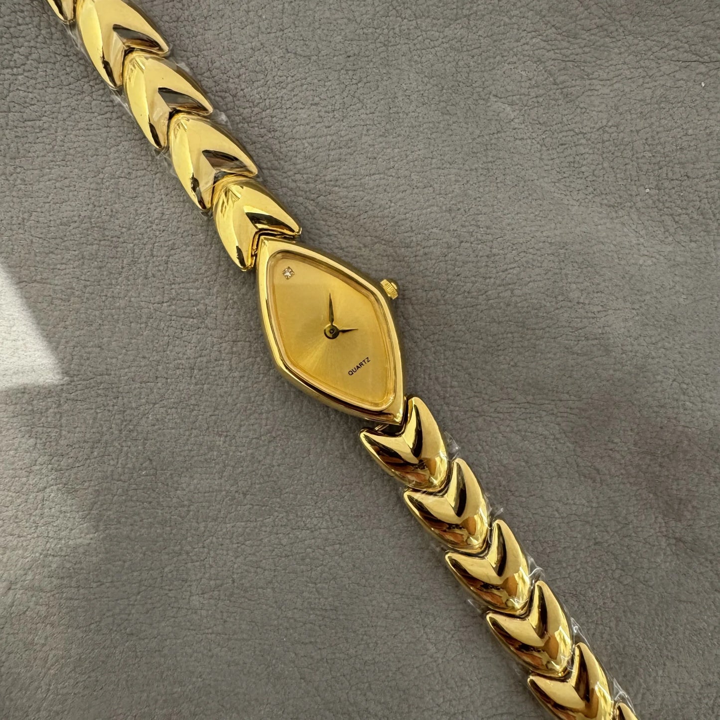 2025 new vintage style waterproof  artistic quartz light luxury  women's watch steel