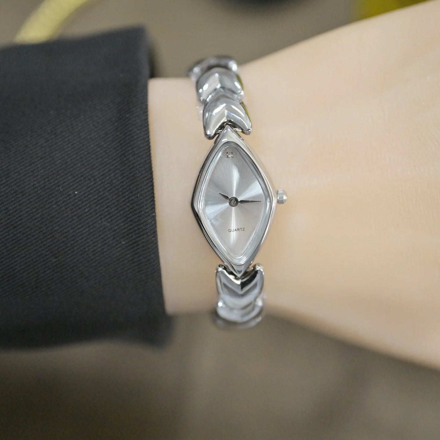 2025 new vintage style waterproof  artistic quartz light luxury  women's watch steel