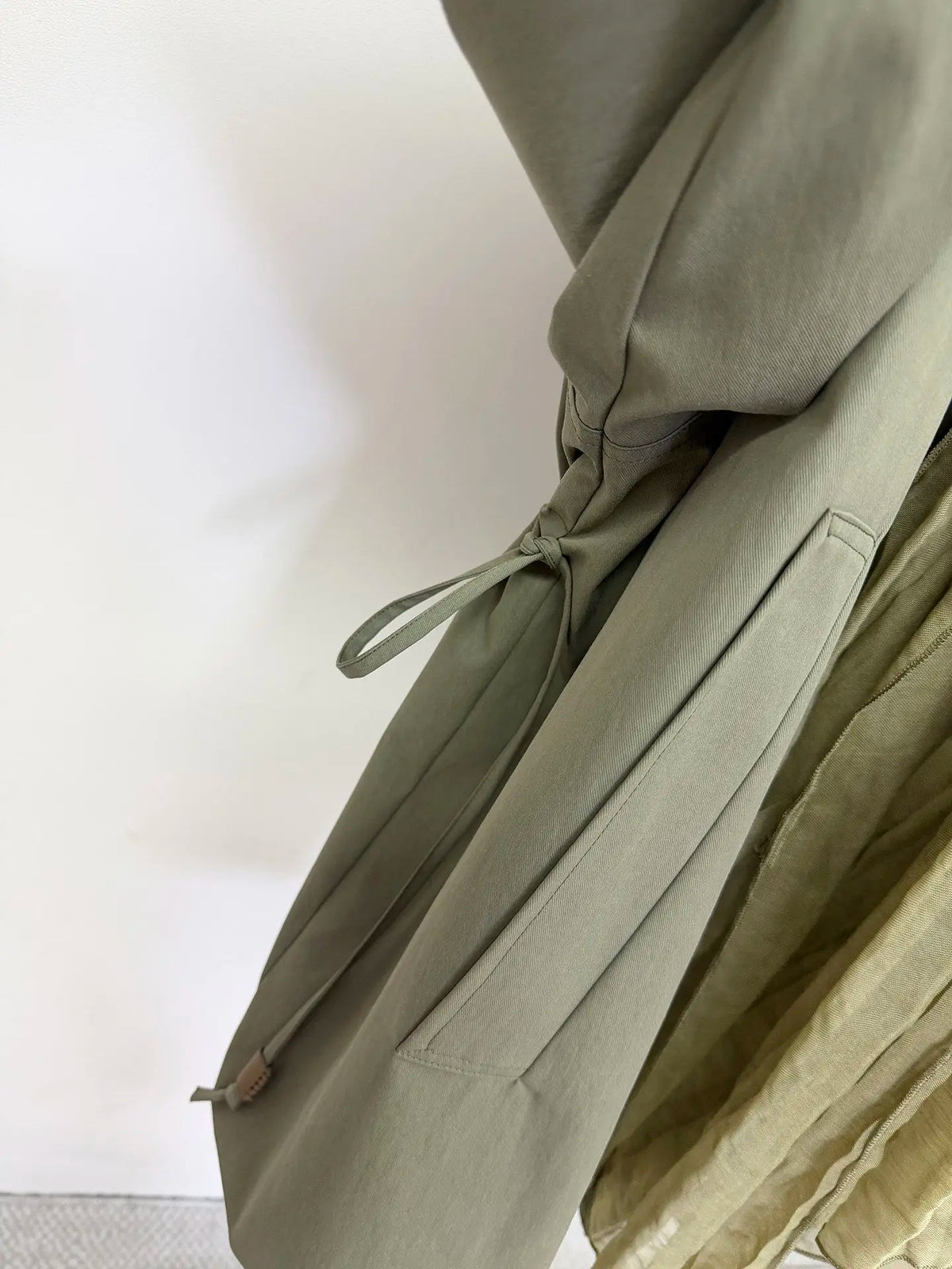 Simple And Atmospheric Lace Up Trench Coat For Women, 2026 Autumn New Commuter Loose Jacket With Silk Scarf